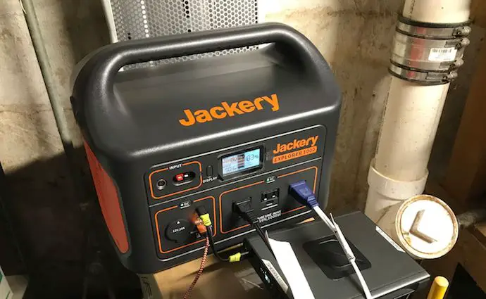 Jackery Explorer 1000 charging multiple devices
