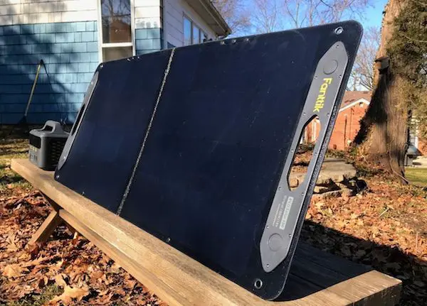Fanttik EVO Solar 100 charging outside